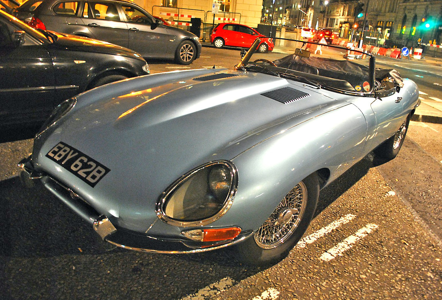 Jaguar_E-Type_S1_4.2_Roadster.jpg