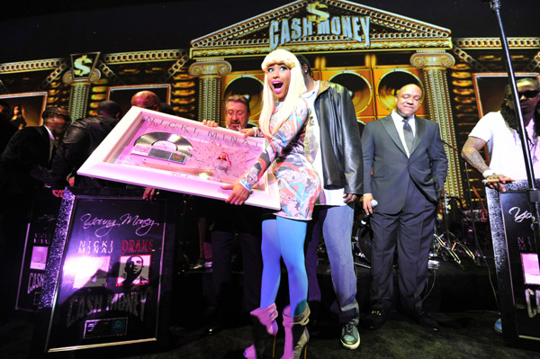 nicki-minaj-accepts-her-platinum-record1.jpg