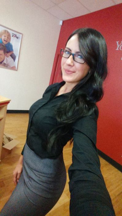 girls_get_bored_at_work_21.jpg