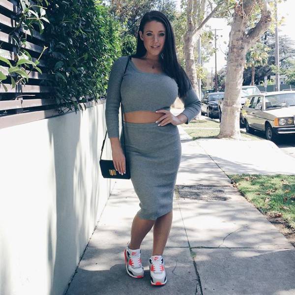 a_woman_must_have_curves_640_10.jpg