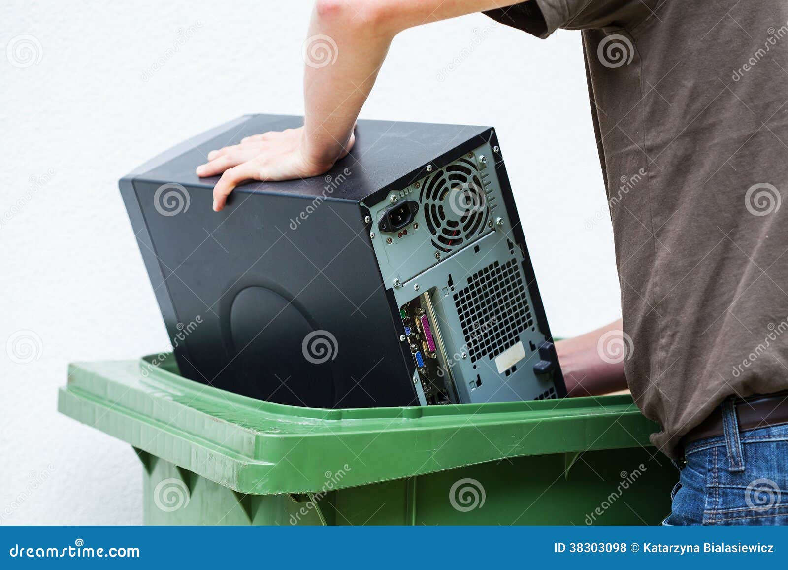 throwaway-old-computer-38303098.jpg